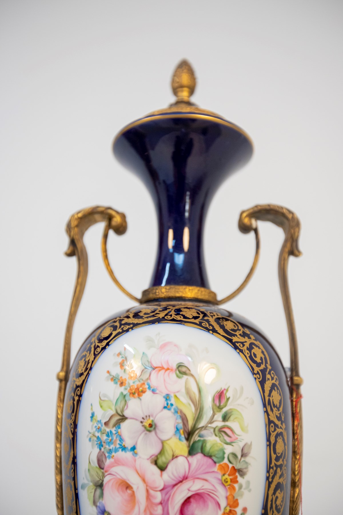 Coppia di vasi decorativi in ceramica blu con motivi floreali