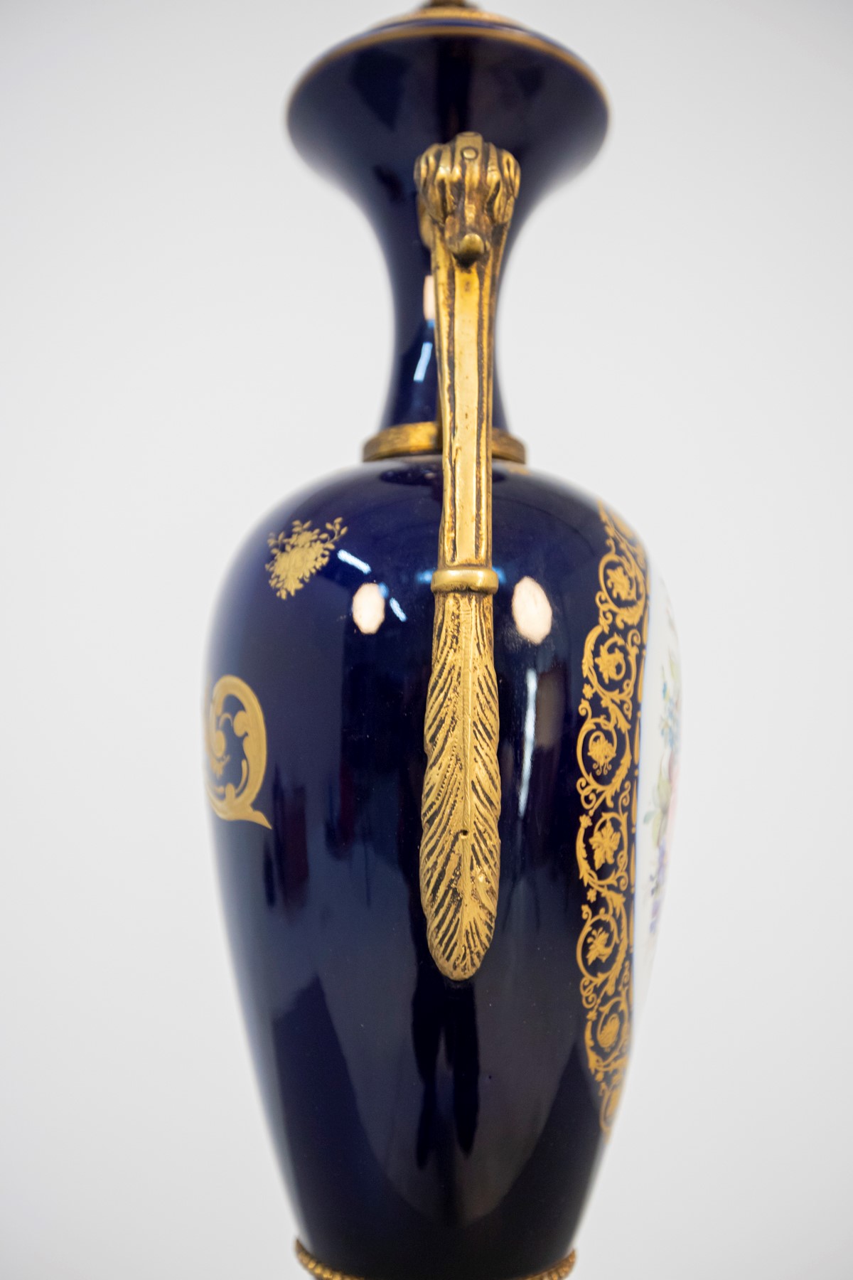 Coppia di vasi decorativi in ceramica blu con motivi floreali