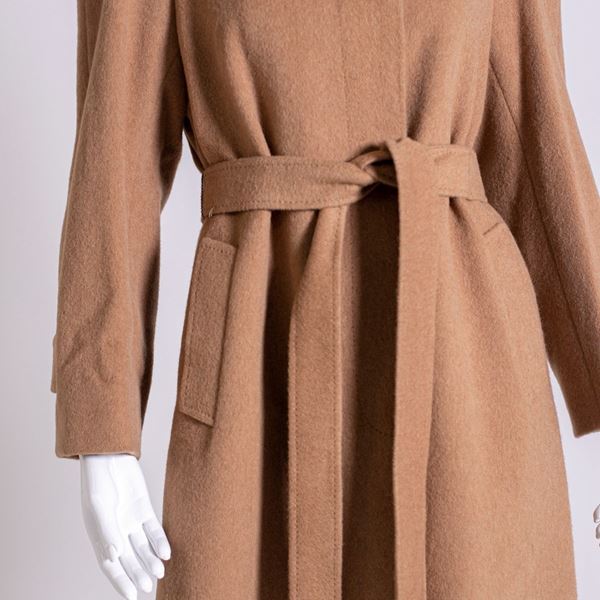 Aquascutum camel-colored cashmere coat (1990) - Auction FASHION