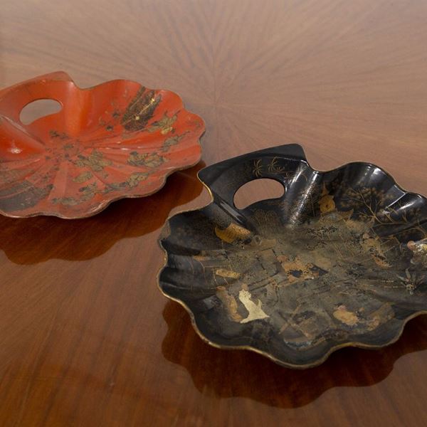 Manifattura cinese - Set of Two Chinese Hand Decorated Fan Shaped Plates