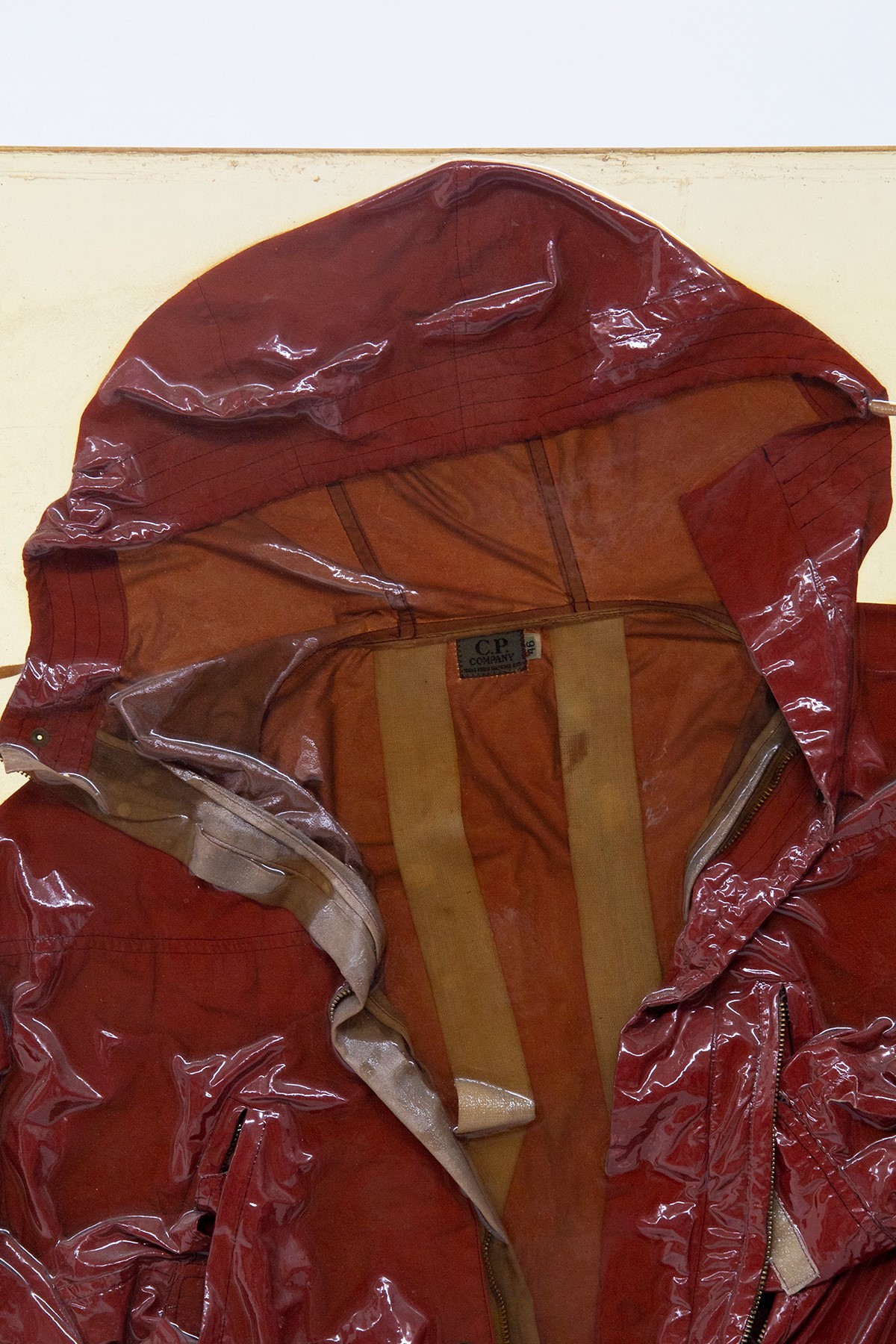 Opera Artistica con Trench Rosso in Pannello di Resina