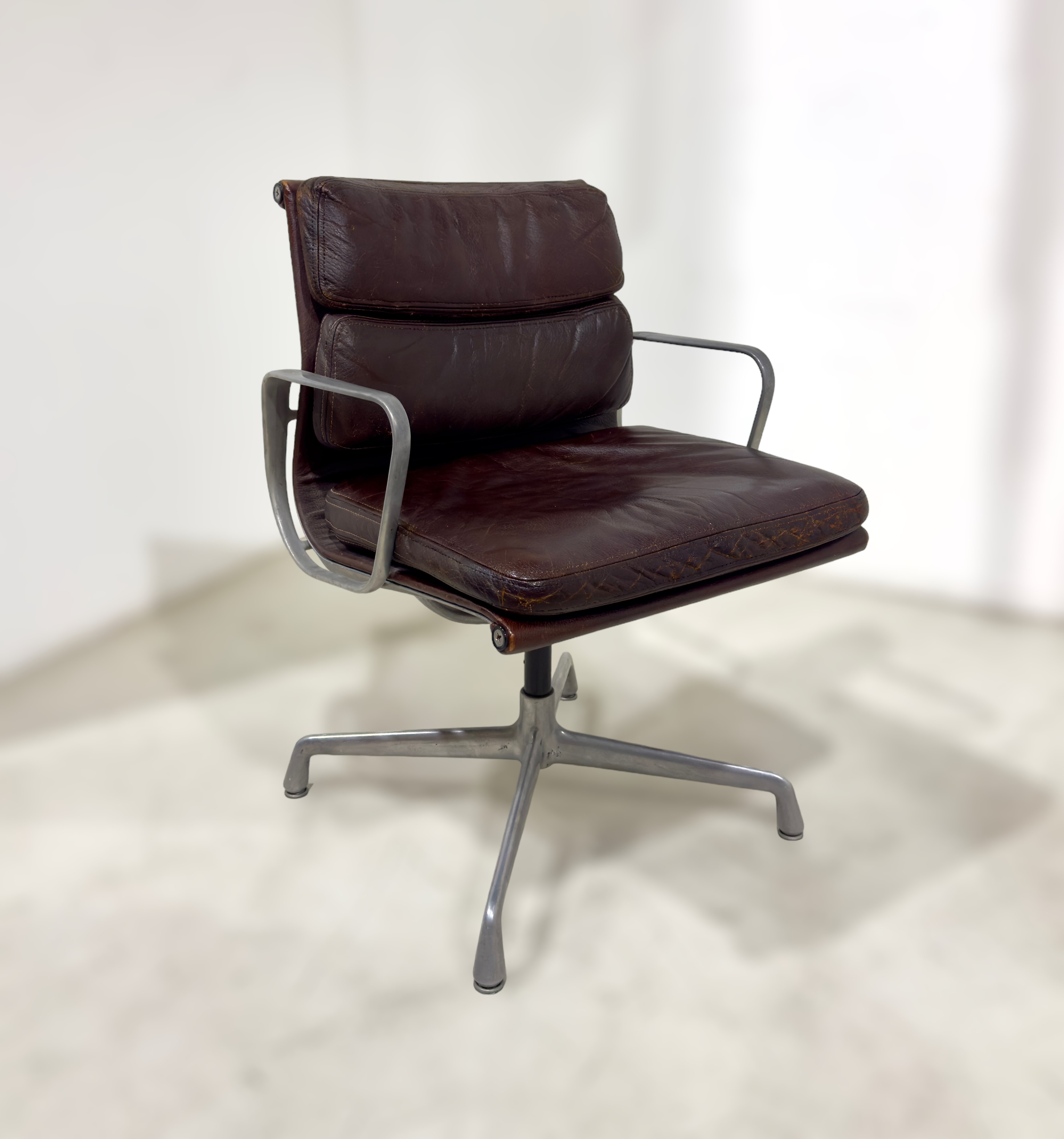 Charles e Ray Eames : Poltrona Soft Pad  - Asta Top Design - LTWID Auction House