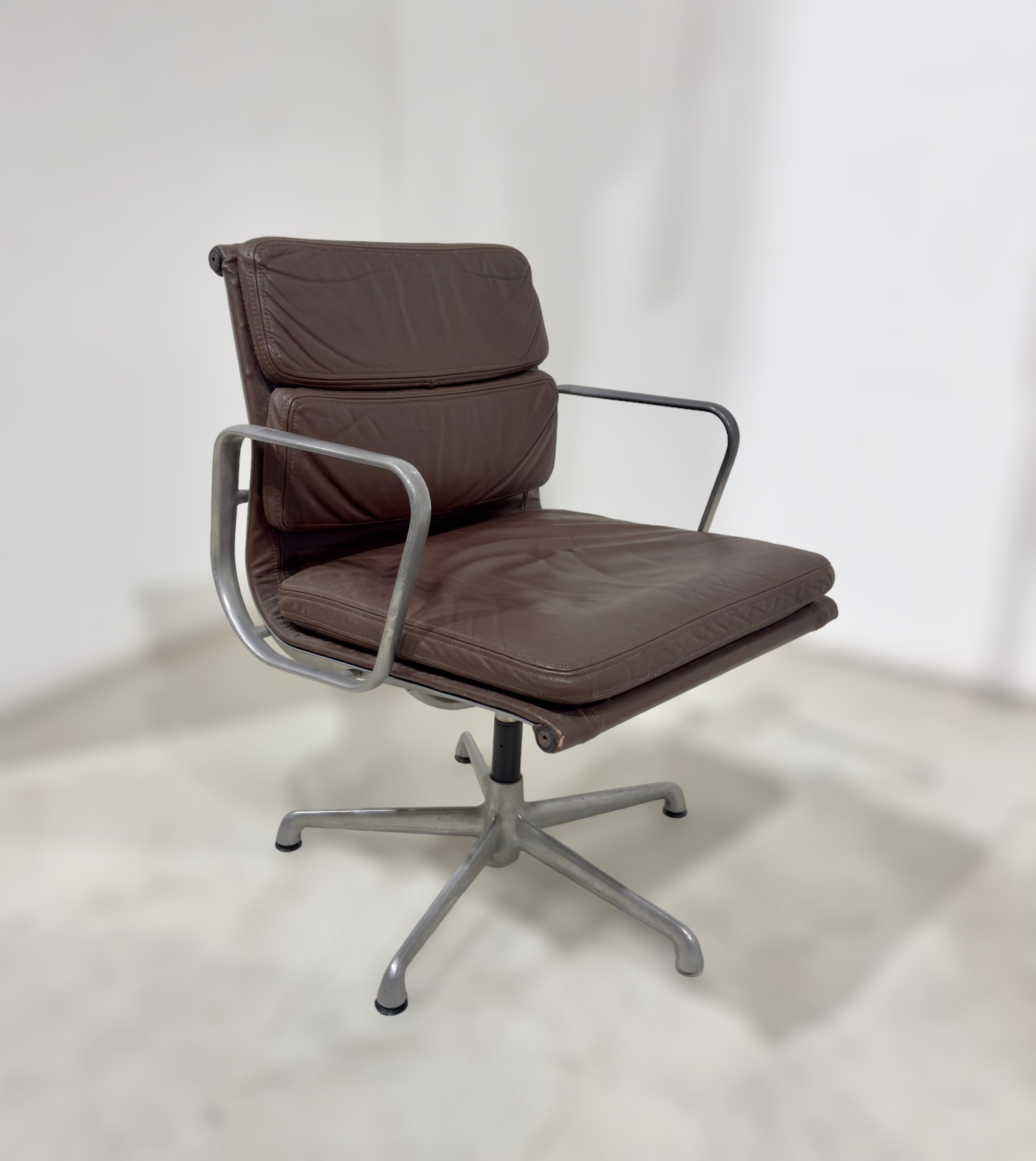 Charles e Ray Eames : Soft Pad chair  - Auction Summer Bid Chance - LTWID Auction House