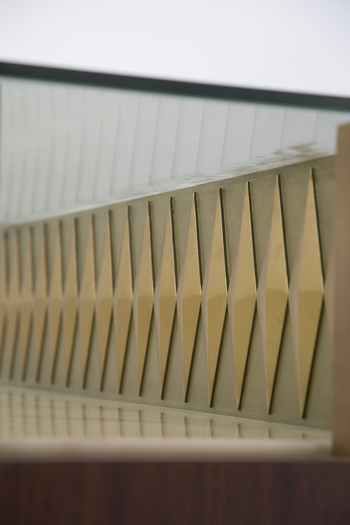 Credenza di Dassi Mobili Moderni in legno e ottone