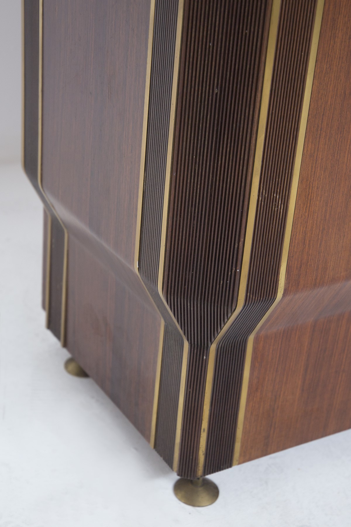 Credenza di Dassi Mobili Moderni in legno e ottone