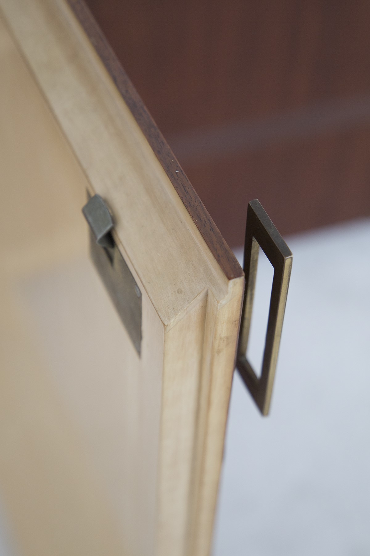 Credenza di Dassi Mobili Moderni in legno e ottone