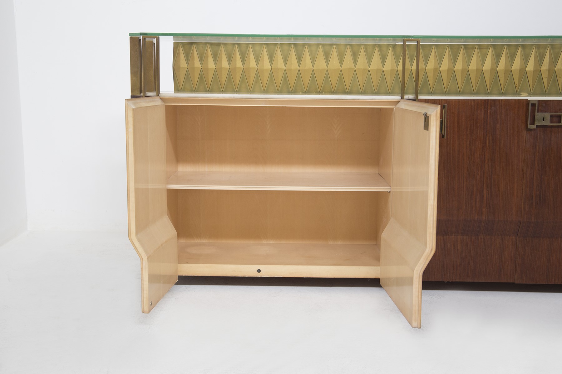 Credenza di Dassi Mobili Moderni in legno e ottone