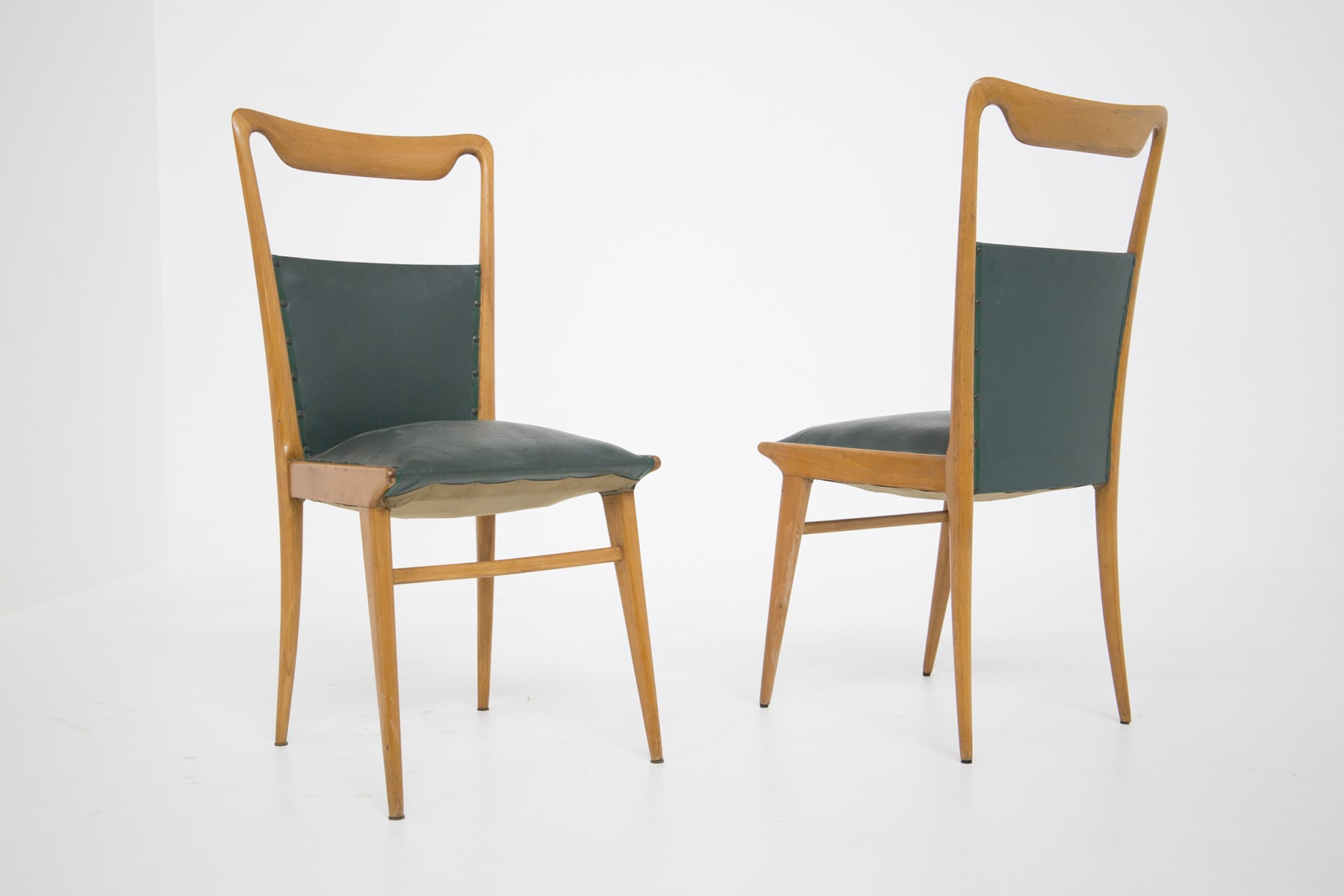 Set di sei sedie italiane in legno e pelle verde