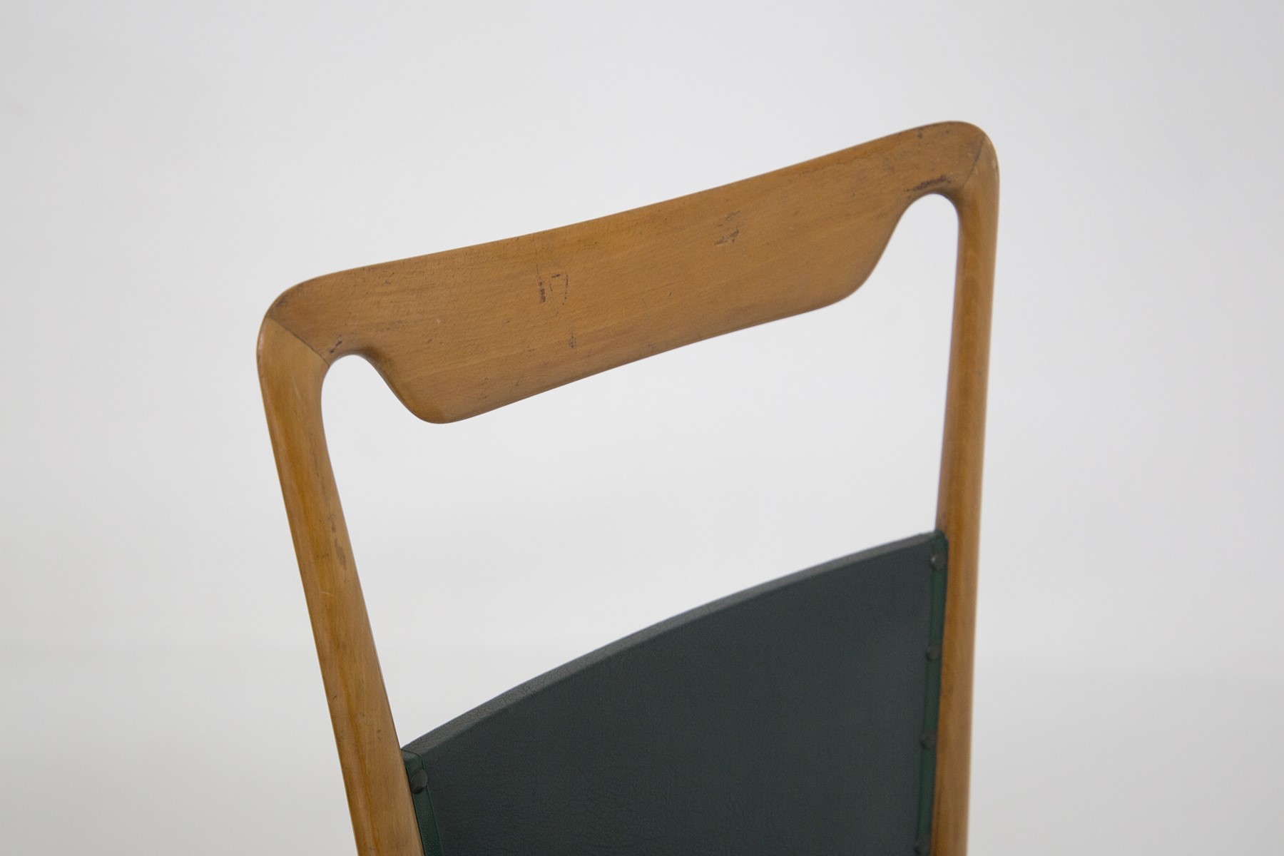 Set di sei sedie italiane in legno e pelle verde