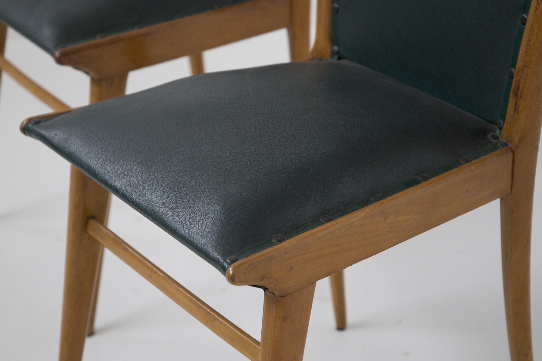 Set di sei sedie italiane in legno e pelle verde