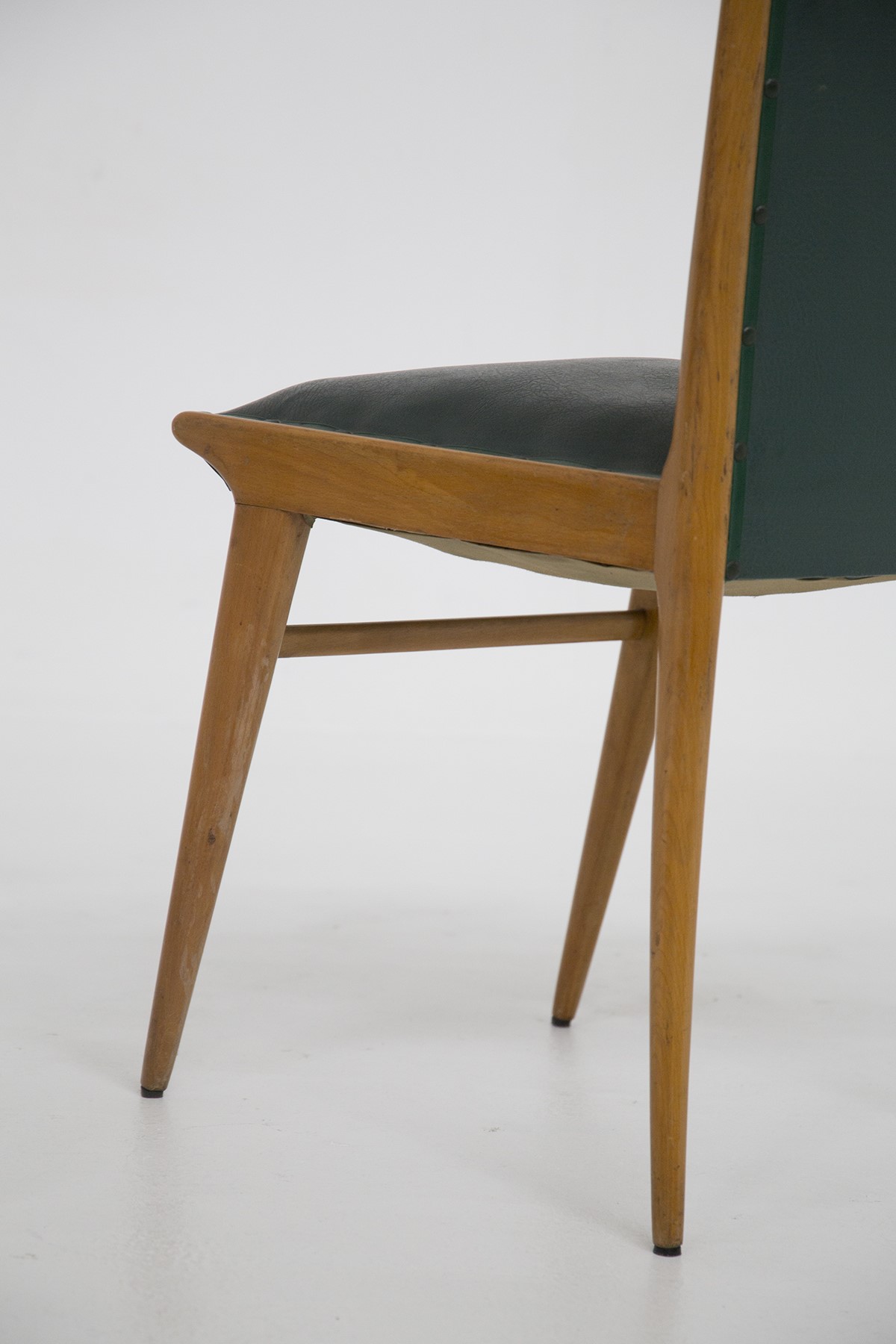 Set di sei sedie italiane in legno e pelle verde