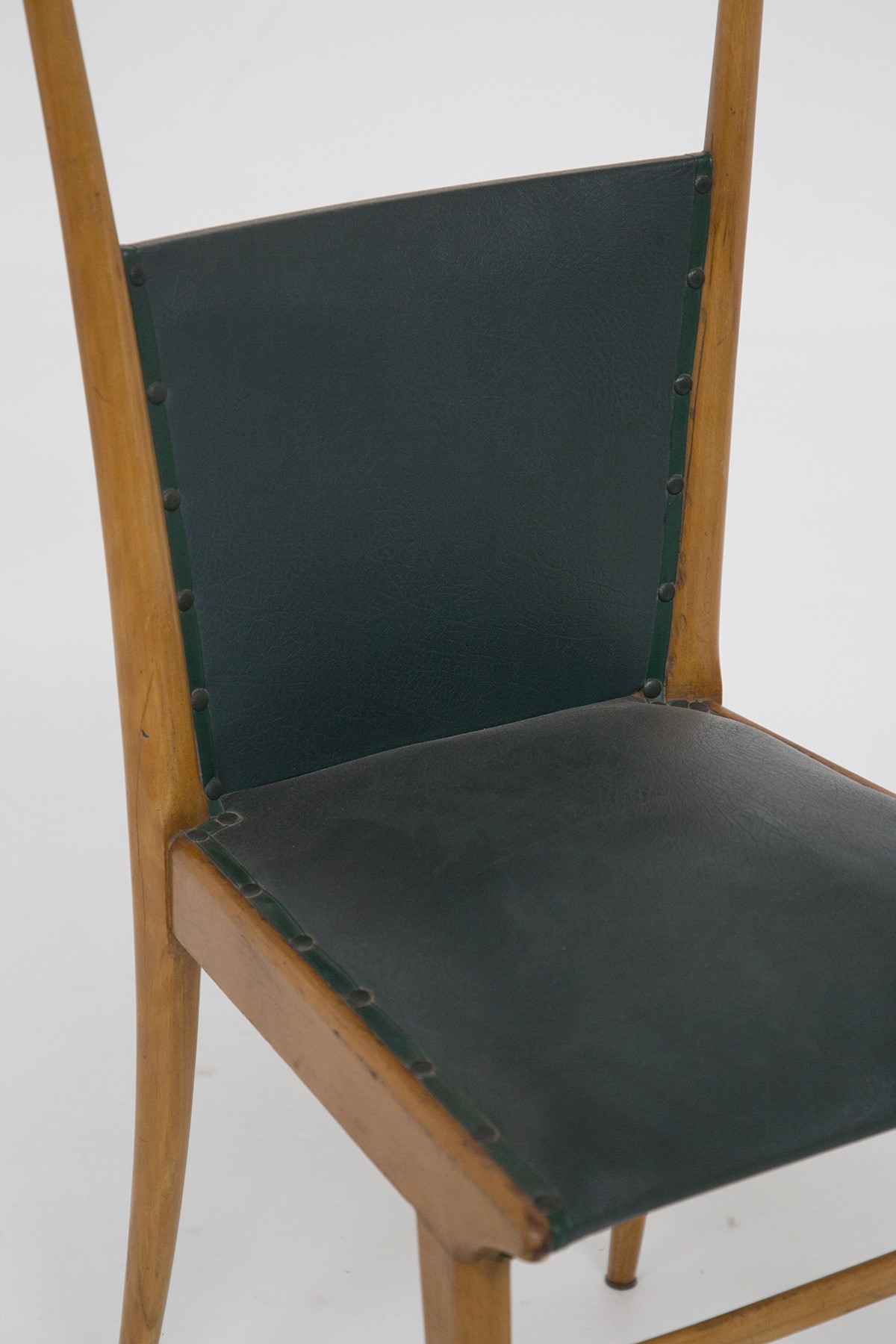Set di sei sedie italiane in legno e pelle verde