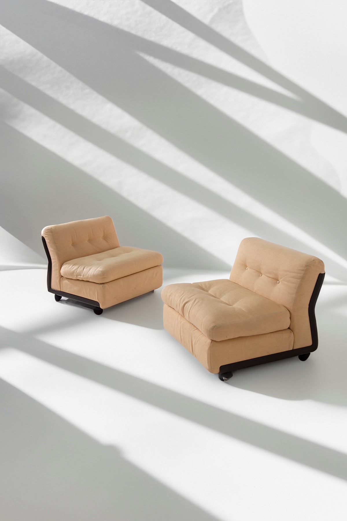 Mario Bellini : Pair of Mario Bellini Armchairs Amanta  - Auction The Great Beauty - LTWID Auction House