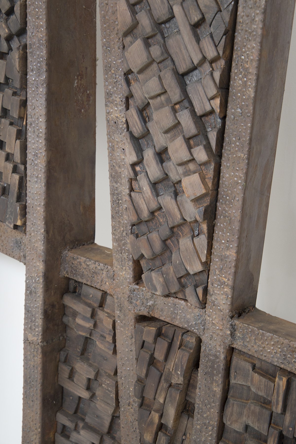 Scultura brutalista italiana in ferro battuto e legno