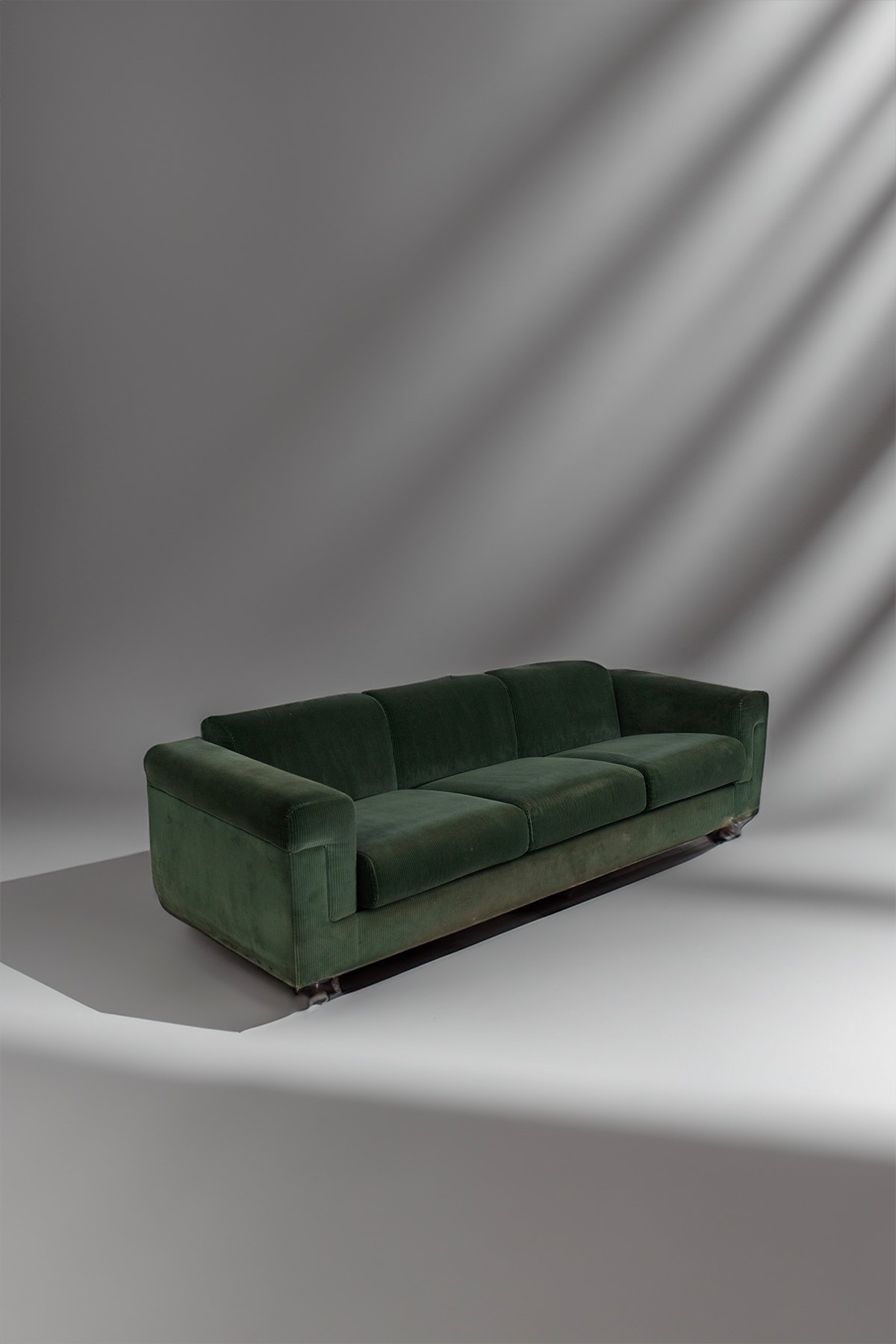 Valeria Borsani : Sofa Valeria Borsani and and Alfredo Bonetti for Tecno  - Auction The Great Beauty - LTWID Auction House