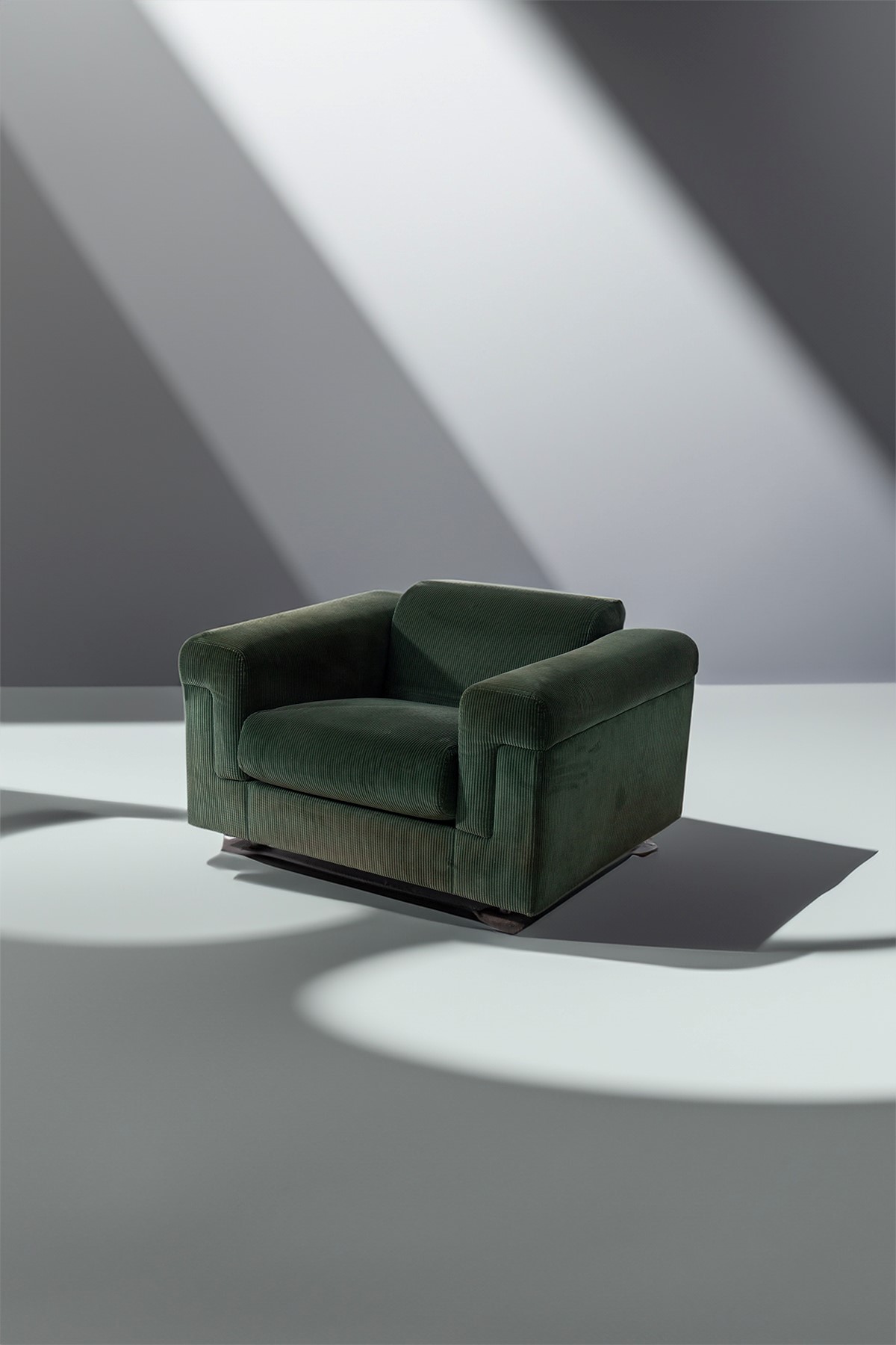 Valeria Borsani : Armchair by Valeria Borsani & Alfredo Bonetti for Tecno  - Auction The Great Beauty - LTWID Auction House