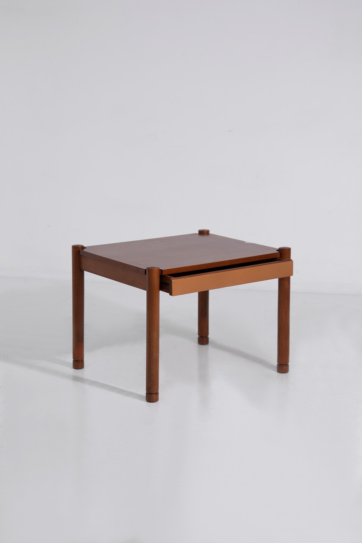 Osvaldo Borsani : Osvaldo Borsani leather Coffee Table  - Auction The Great Beauty - LTWID Auction House