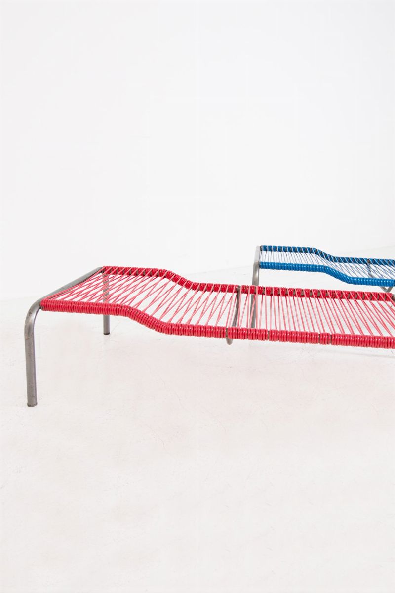 Sdraio vintage in plastica rossa e blu
