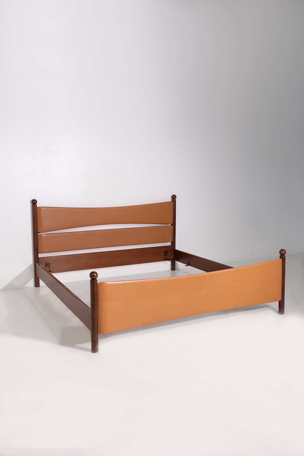 Osvaldo Borsani : Bed by Osvaldo Borsani and E. Gerli  - Auction The Great Beauty - LTWID Auction House