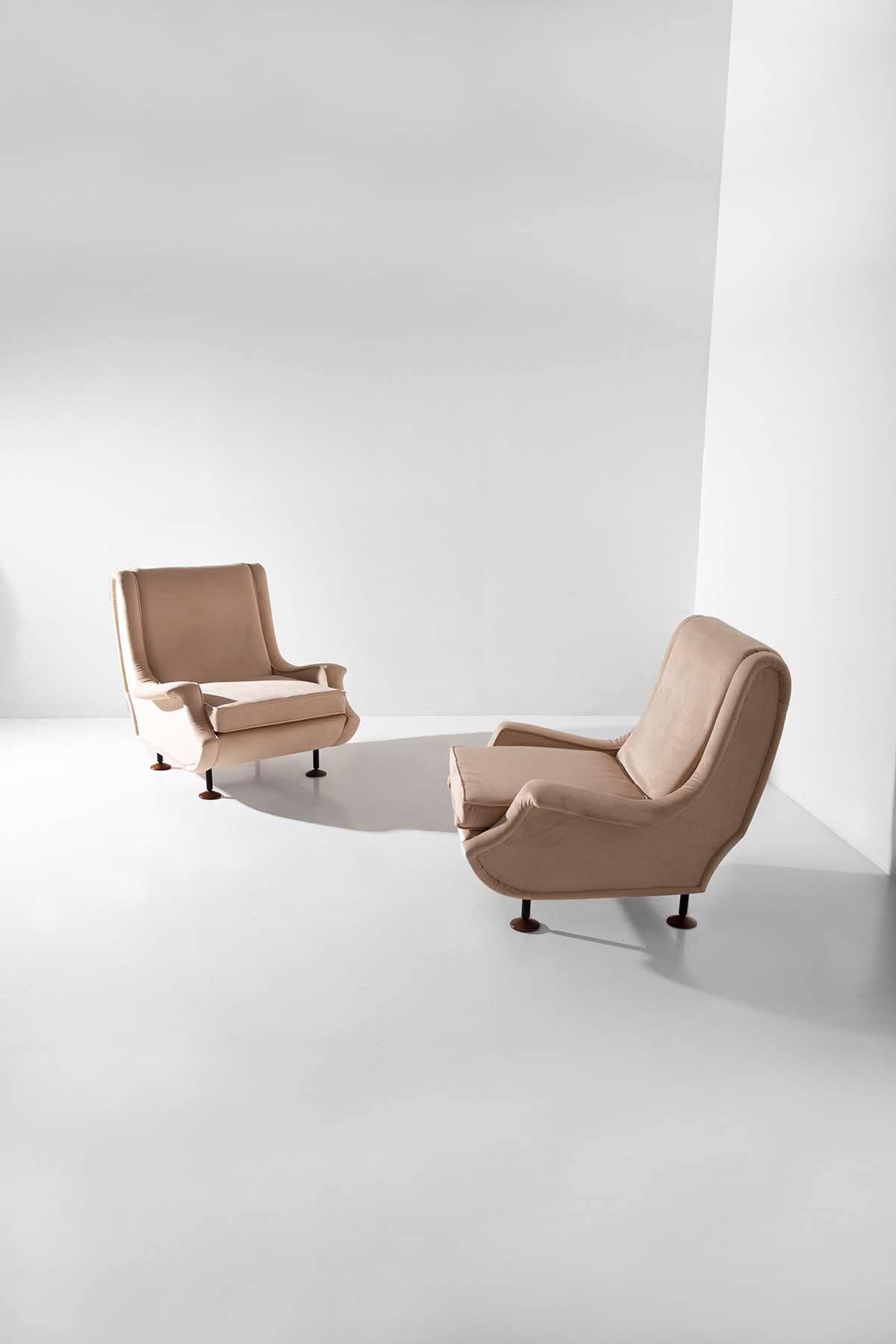 Marco Zanuso : Beige velvet armchairs for Arflex  - Auction The Great Beauty - LTWID Auction House