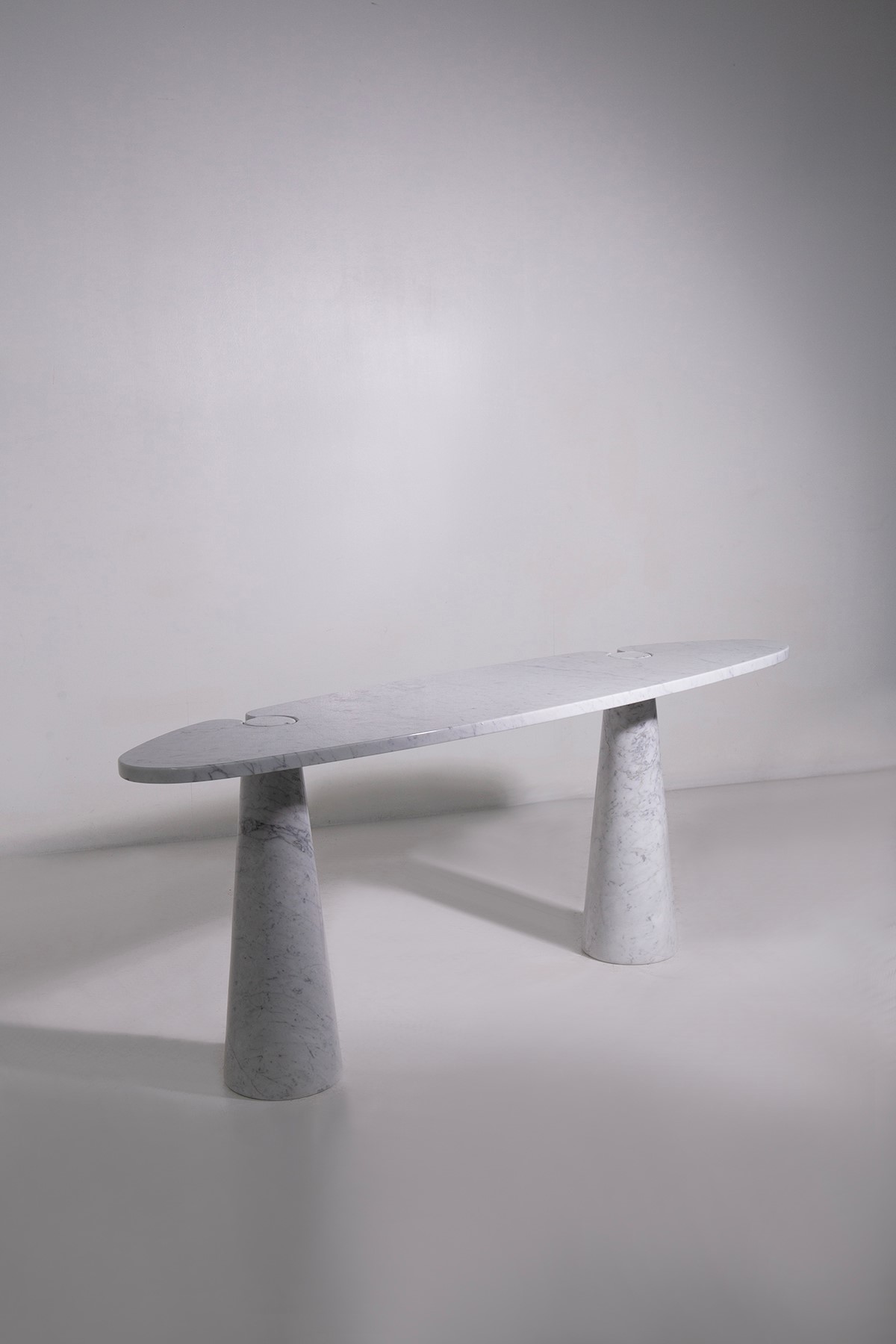 Angelo Mangiarotti : White marble console table  - Auction The Great Beauty - LTWID Auction House