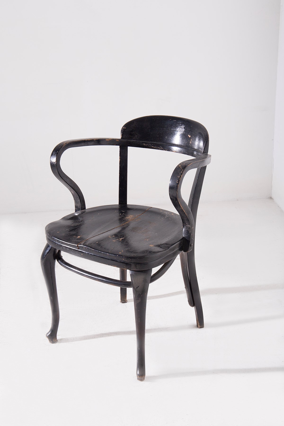 Michael Thonet - Set di tre sedie e tavolo laccato nero con etichetta