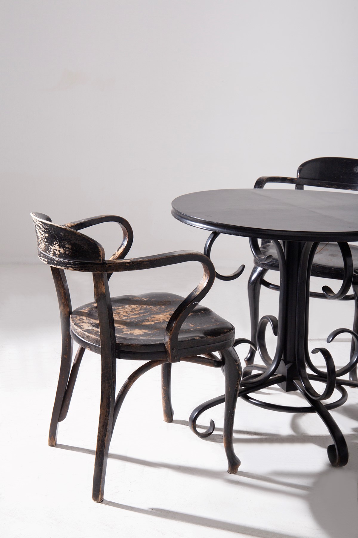 Michael Thonet - Set di tre sedie e tavolo laccato nero con etichetta