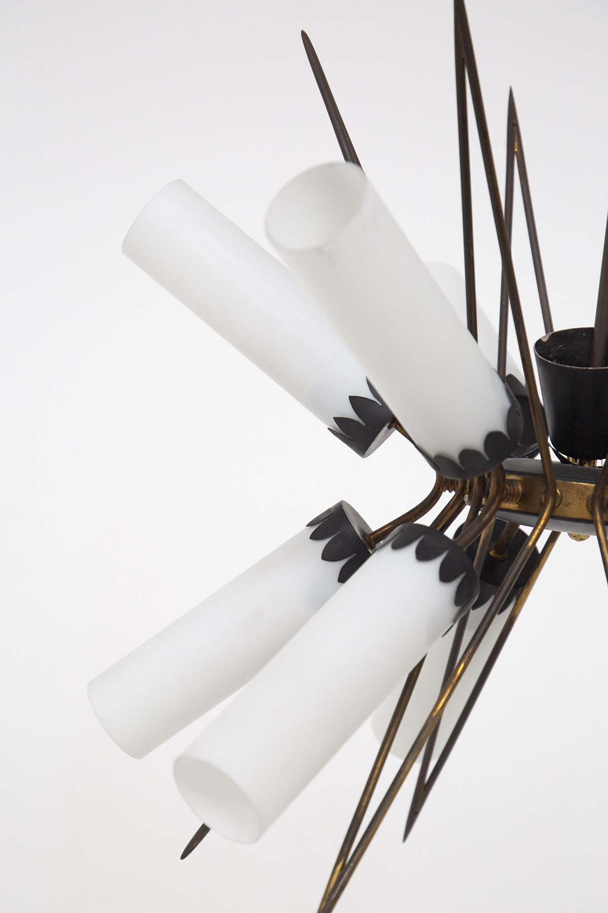 Lampadario vintage in ottone e vetro opalino