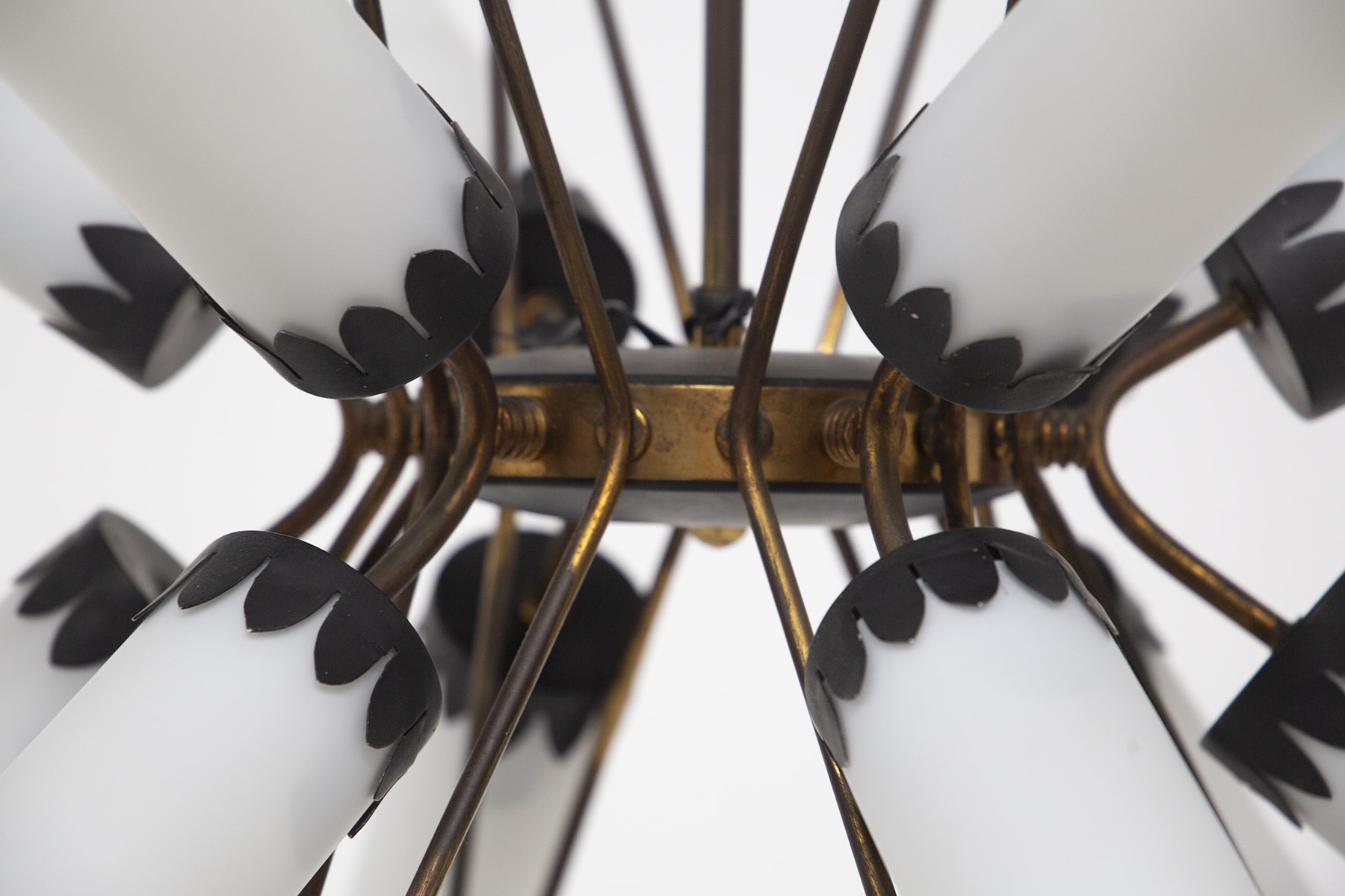 Lampadario vintage in ottone e vetro opalino