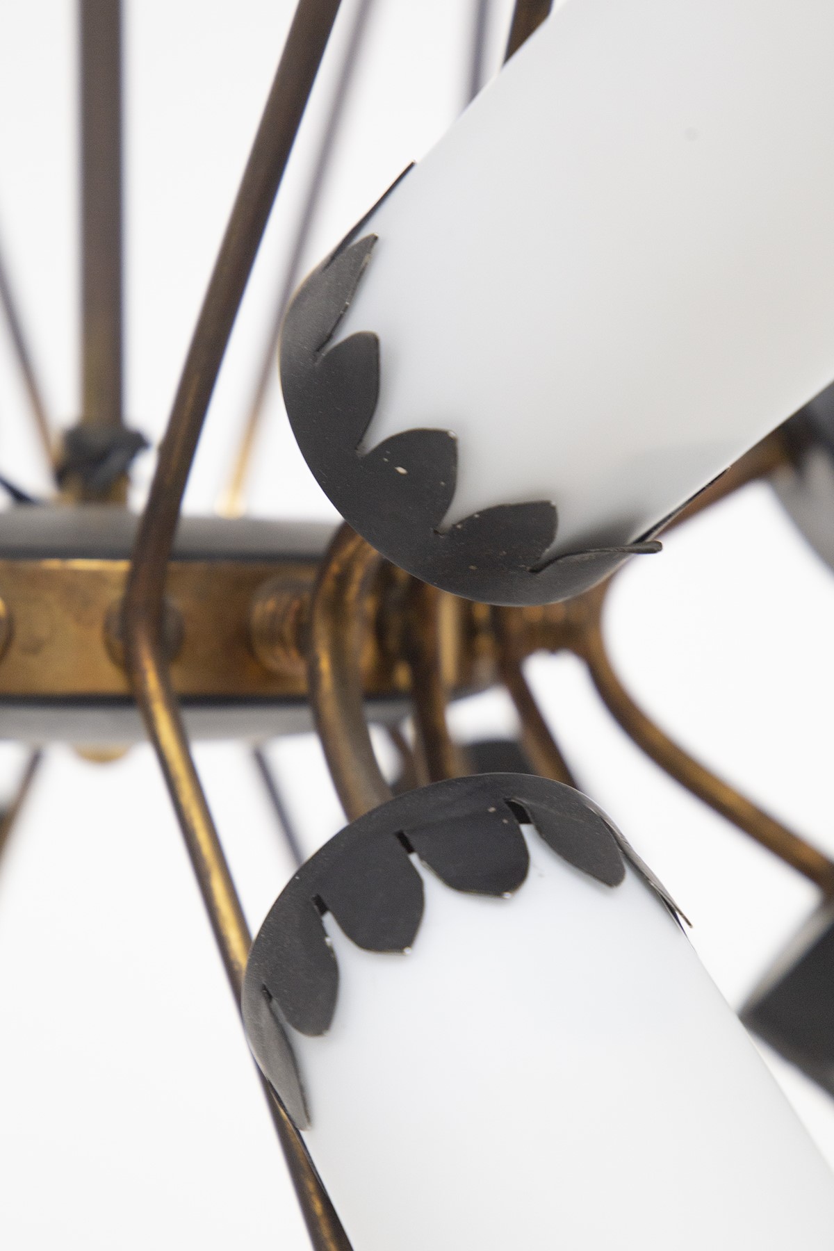 Lampadario vintage in ottone e vetro opalino