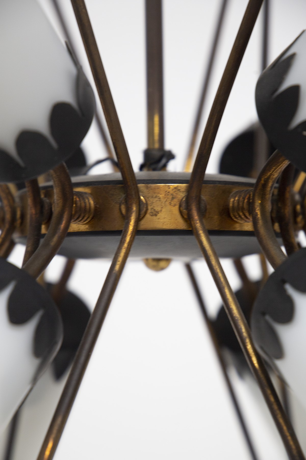 Lampadario vintage in ottone e vetro opalino