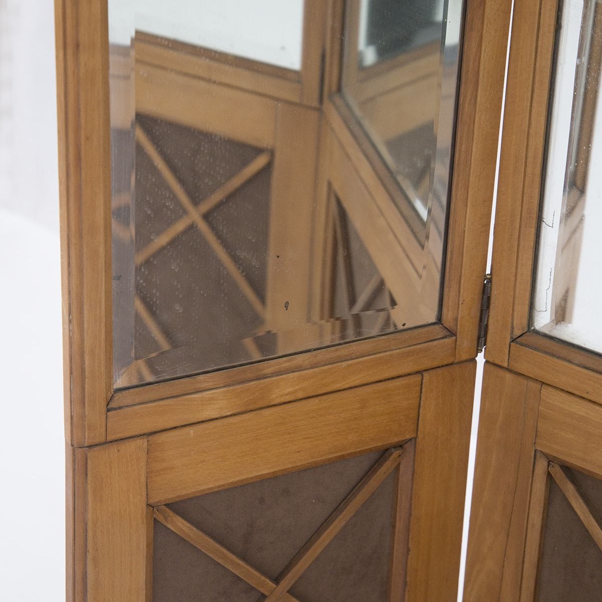 Separè francese att. a Jean Royere in legno e specchio