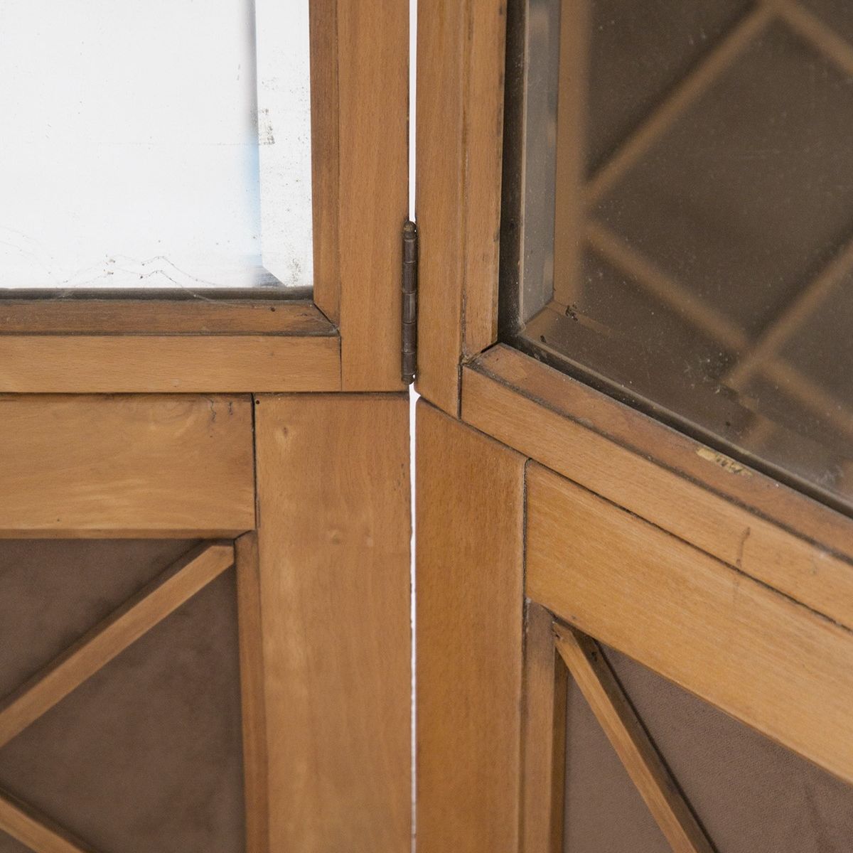 Separè francese att. a Jean Royere in legno e specchio