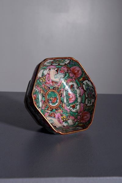 Vaso Cinese in Porcellana con Decori Floreali