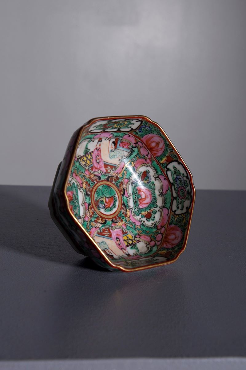 Vaso Cinese in Porcellana con Decori Floreali