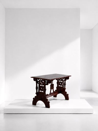 Tavolo Art Déco in legno con ripiano in vetro e motivi floreali