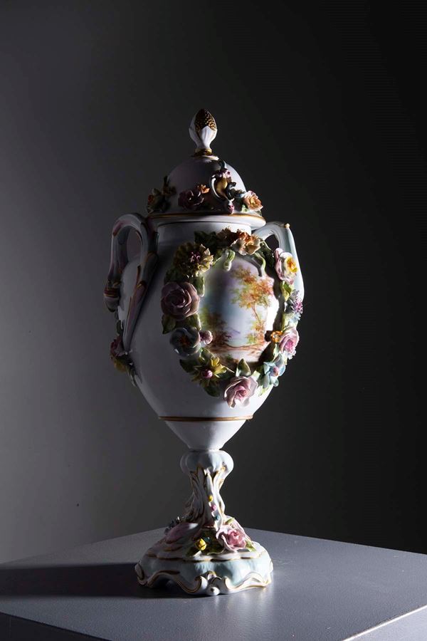 Capodimonte porcelain vase with lid