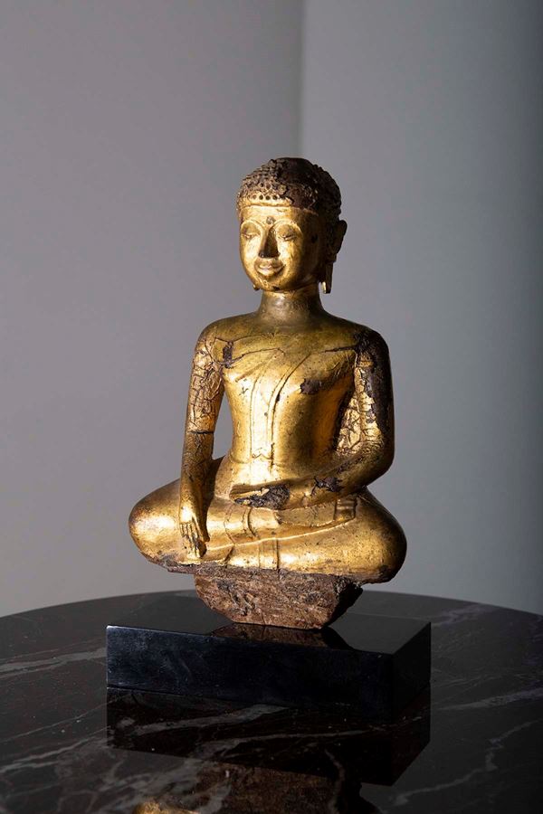 Scultura in legno laccato dorato raffigurante Buddha Birmania