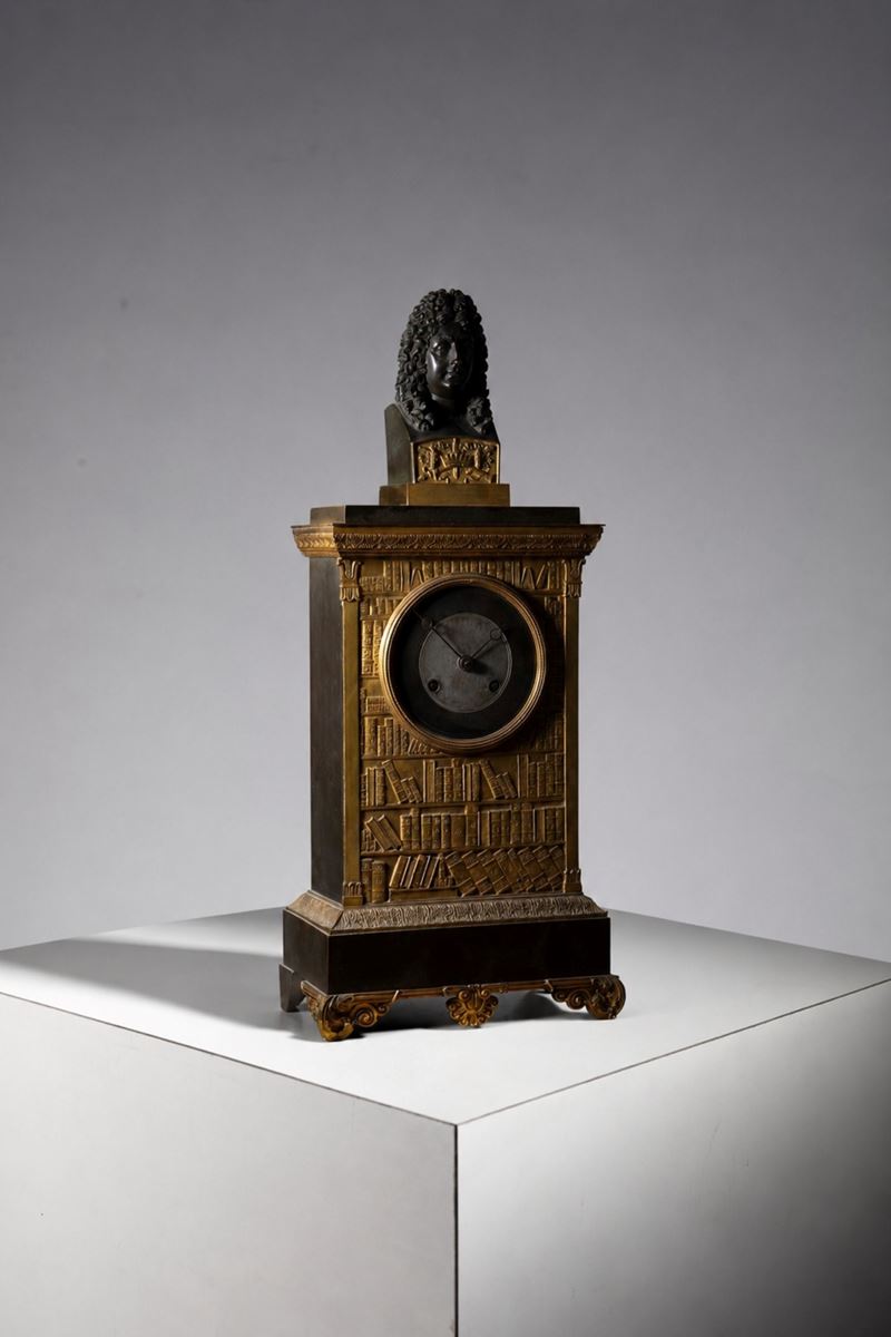 Orologio Antico Figurato Luigi XIV in Bronzo Dorato Francese con Design a Biblioteca