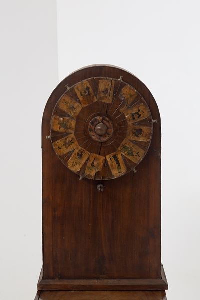 Antica Roulette in Legno con Figure Applicate