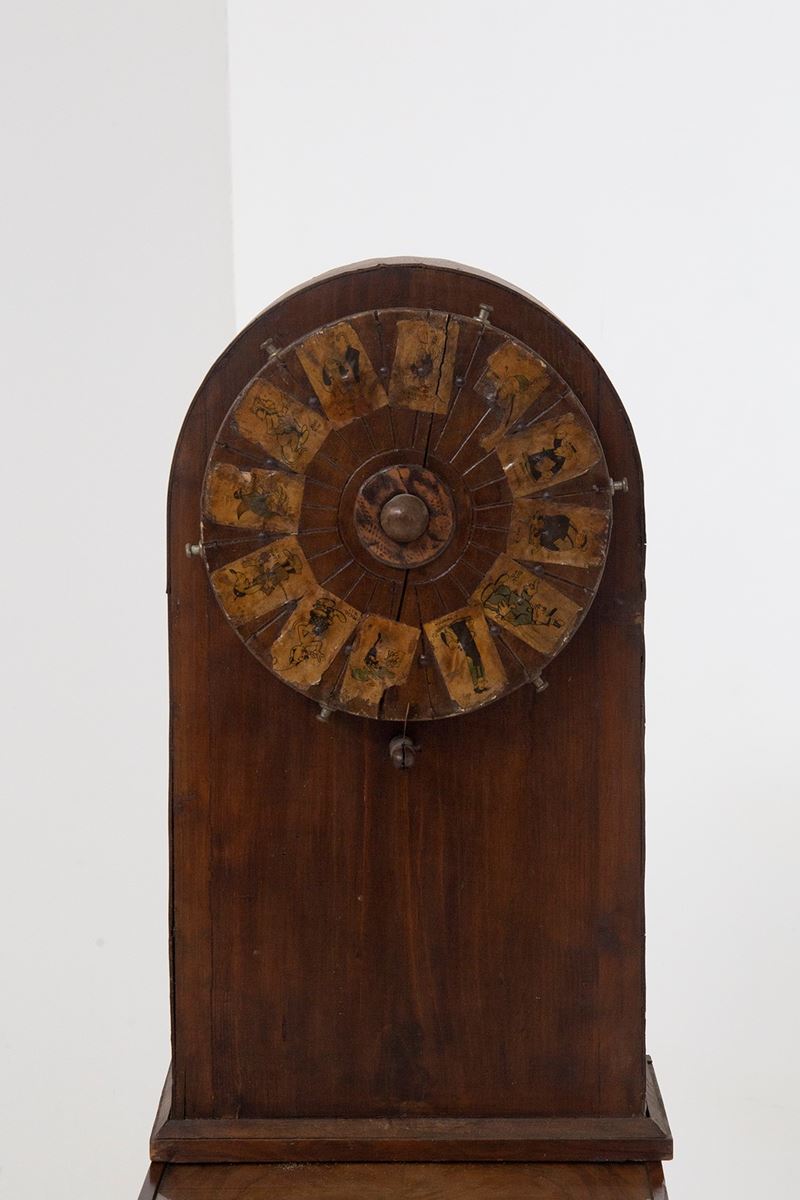 Antica Roulette in Legno con Figure Applicate