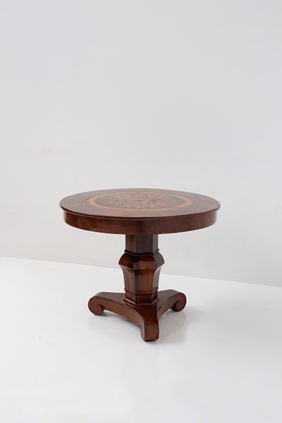 Elegante Tavolo Rotondo Francese con Pregiati Intarsi