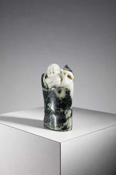 Scultura raffigurante Buddha, marmo verde scolpito con uccello