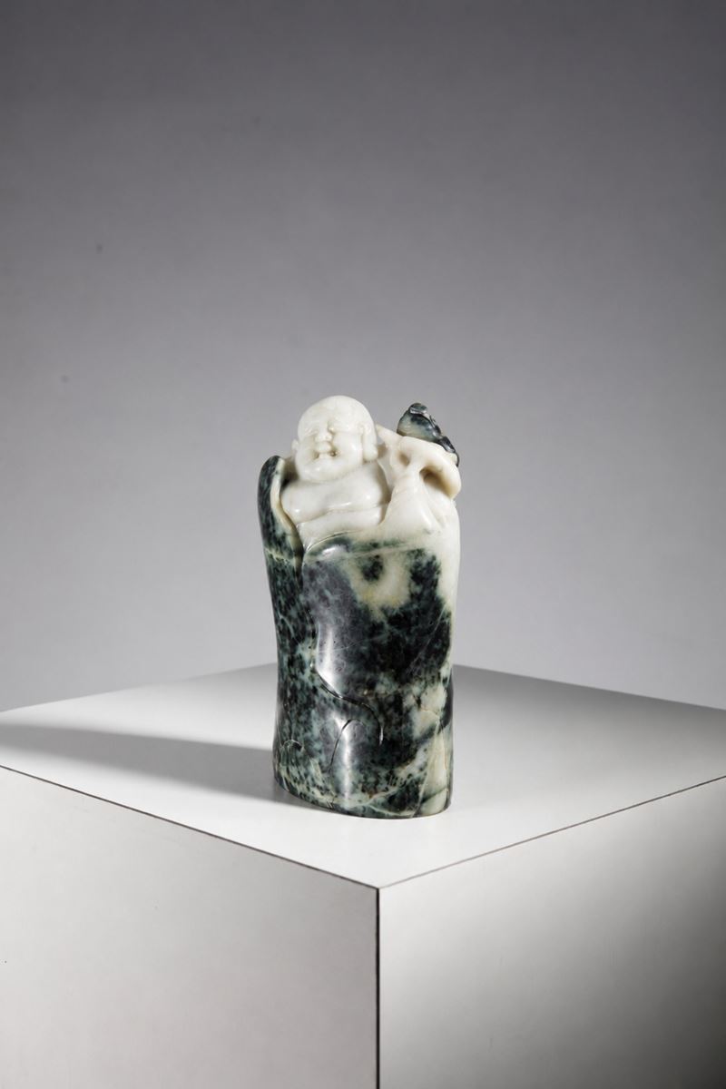 Manifattura Cinese - Scultura raffigurante Buddha, marmo verde scolpito con uccello
