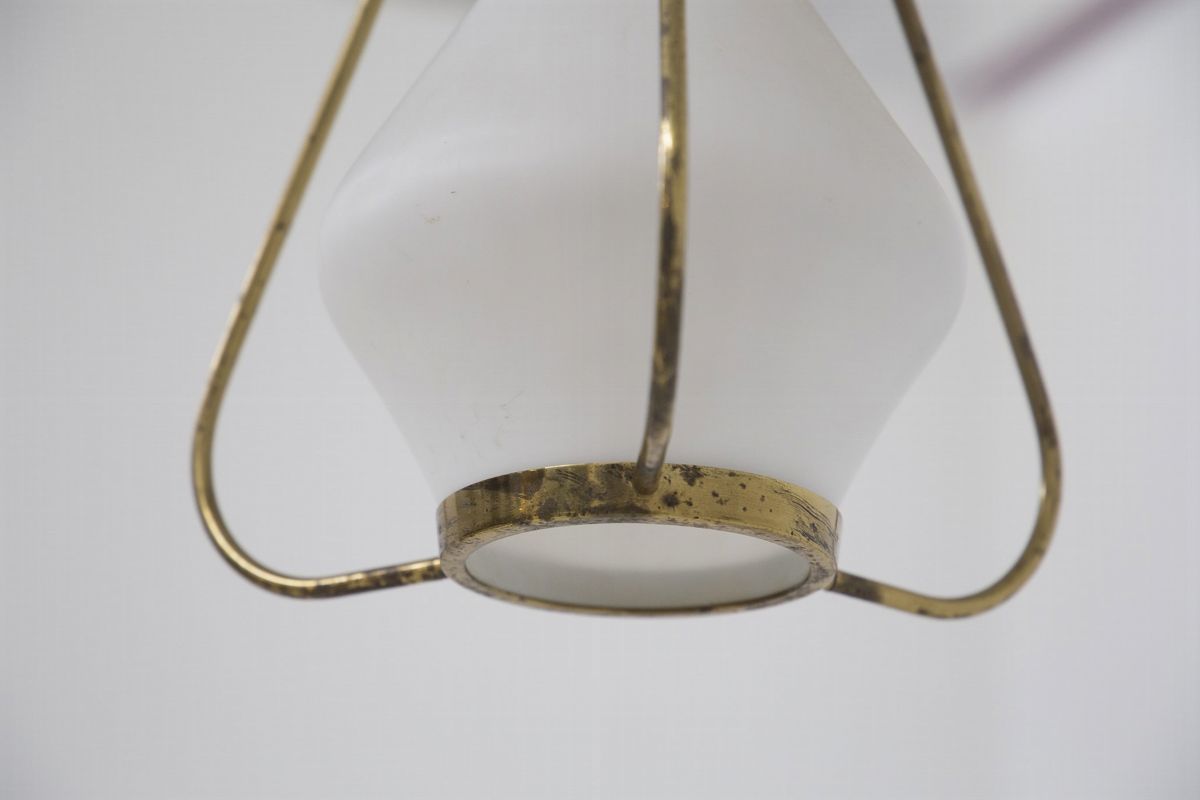 Pendente Stilnovo in vetro opalino e ottone