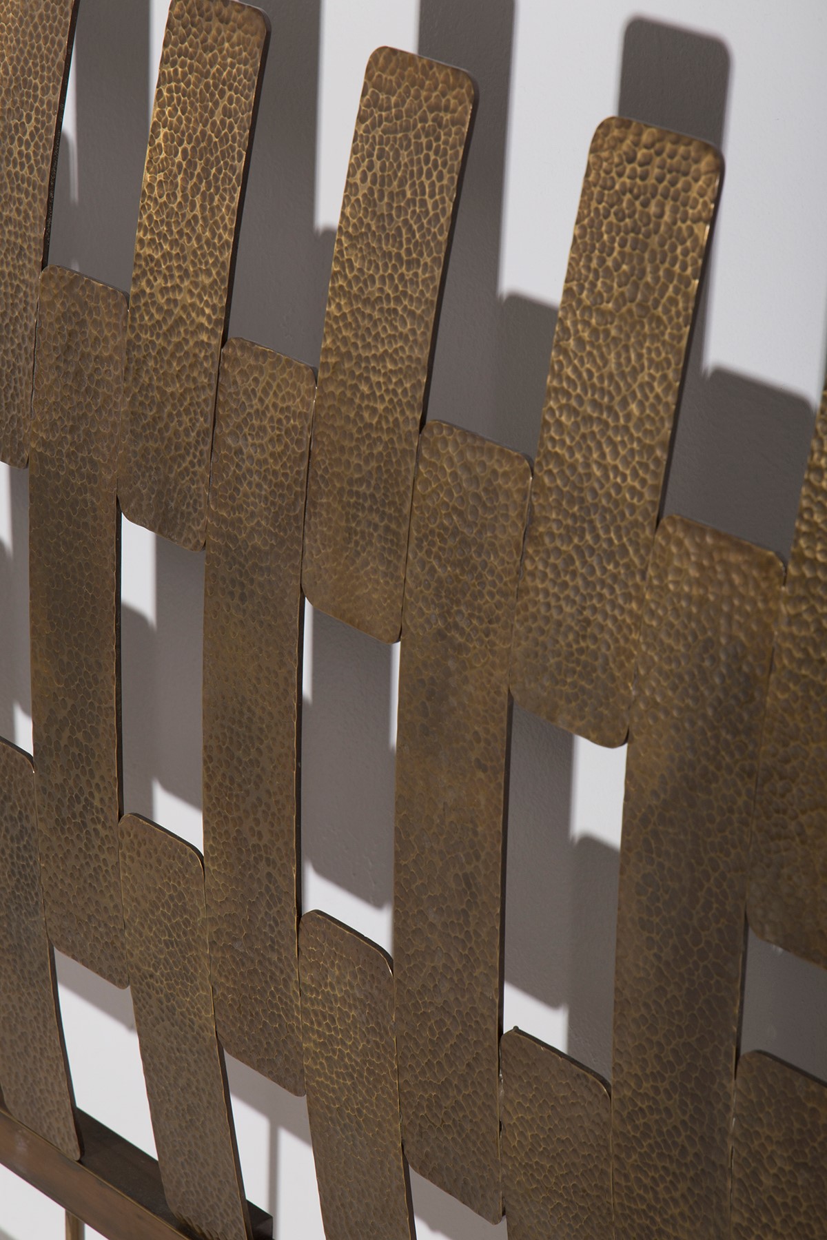 Letto scultoreo in ottone