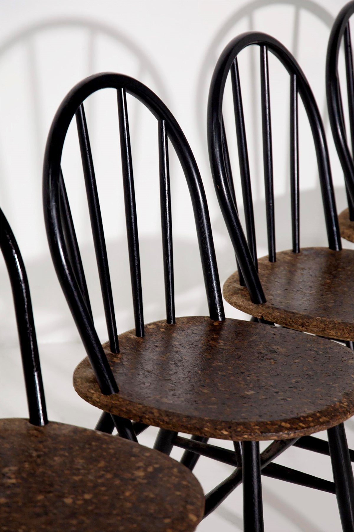 Set di sei sedie in legno e sughero