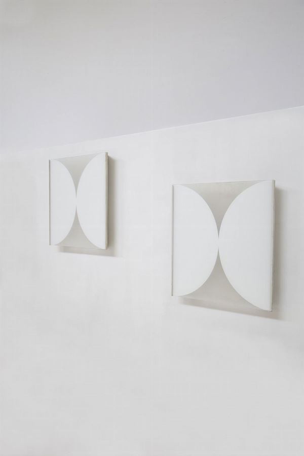 Coppia di appliques in alluminio verniciato e vetro