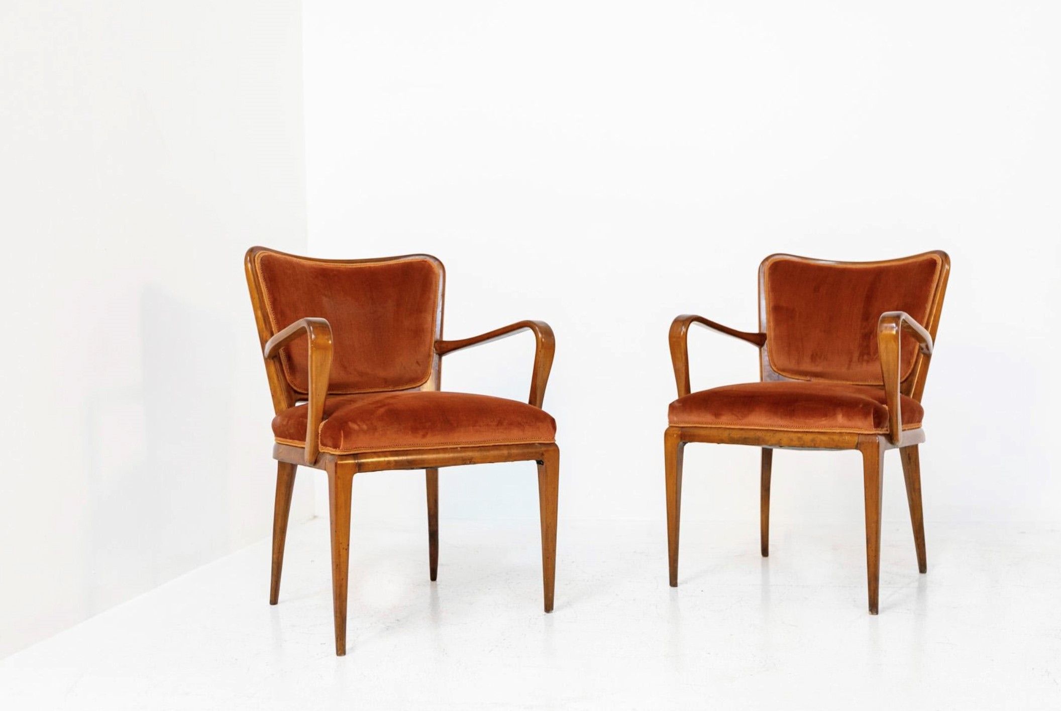 Osvaldo Borsani : Pair of Armchairs  - Auction Christmas Sale - LTWID Auction House