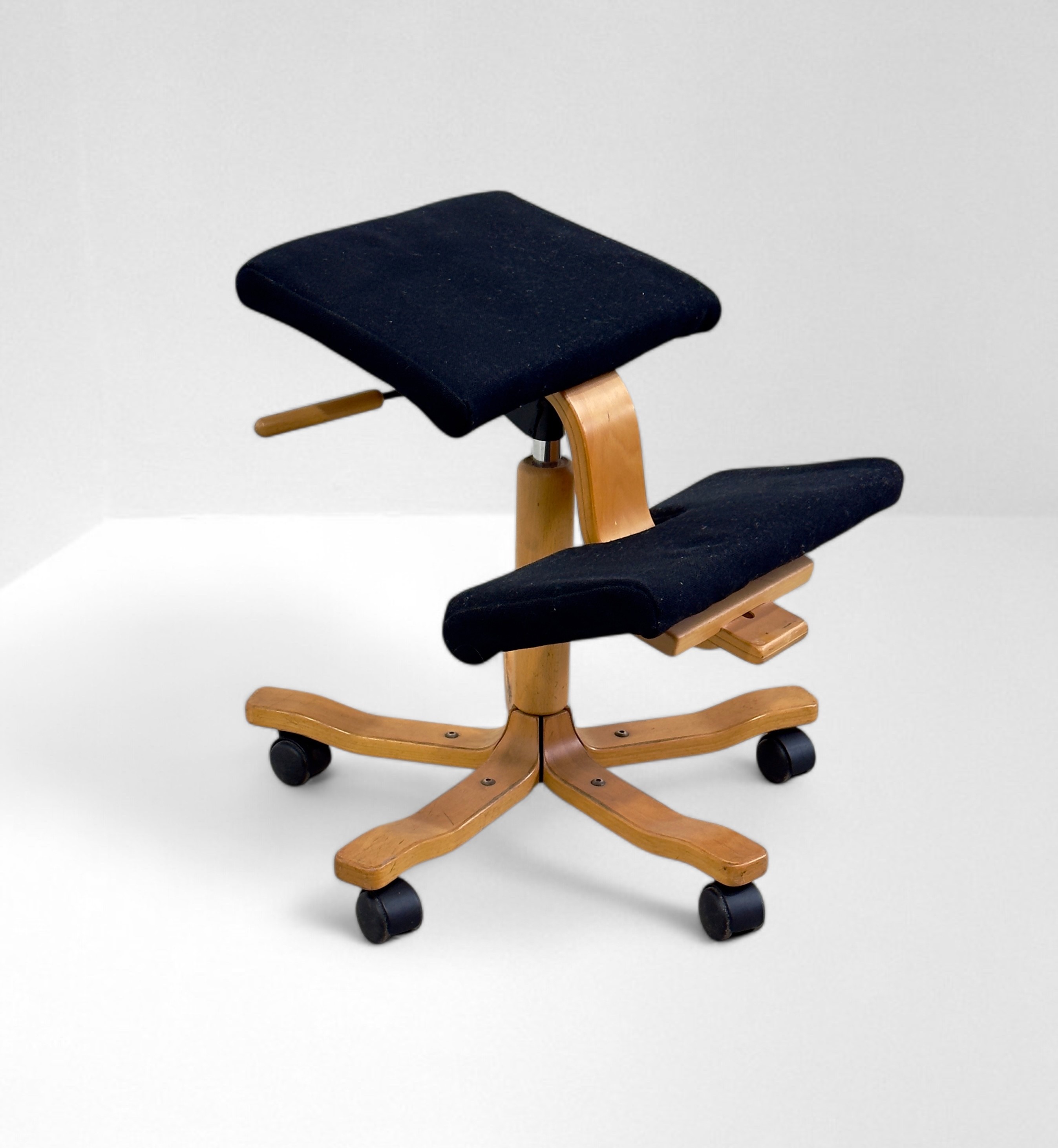 Peter Opsvik : Stokke Wing Balance office chair  - Auction Christmas Sale - LTWID Auction House